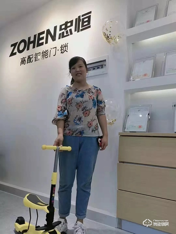 熱烈祝賀忠恒智能門(mén)鎖綿陽(yáng)旗艦店迎來(lái)開(kāi)門(mén)紅