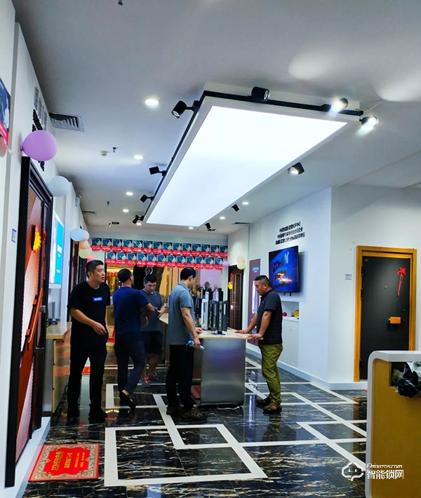 中國(guó)智能鎖網(wǎng)祝賀:忠恒高配智能門鎖淄博旗艦店迎開門紅 中國(guó)智能鎖網(wǎng)祝賀:忠恒高配智能門鎖淄博旗艦店迎開門紅