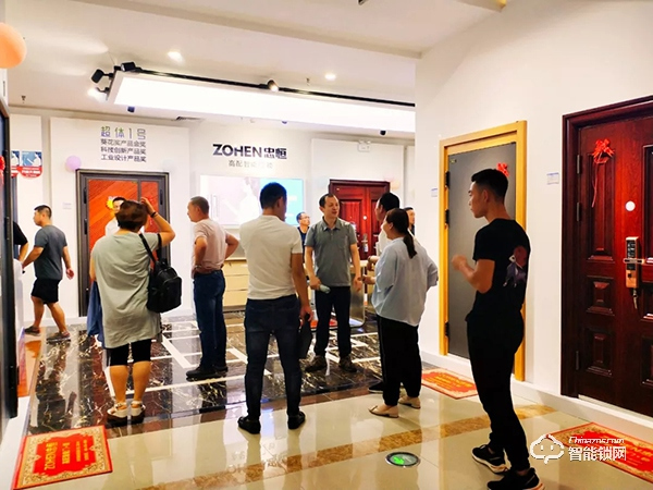 中國(guó)智能鎖網(wǎng)祝賀:忠恒高配智能門鎖淄博旗艦店迎開門紅 中國(guó)智能鎖網(wǎng)祝賀:忠恒高配智能門鎖淄博旗艦店迎開門紅