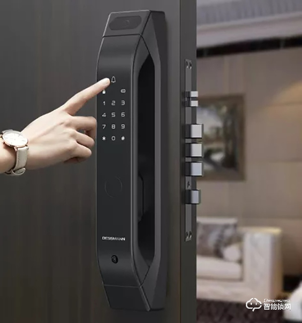 刷個臉秒進屋，這個智能鎖還是個24小時守門人