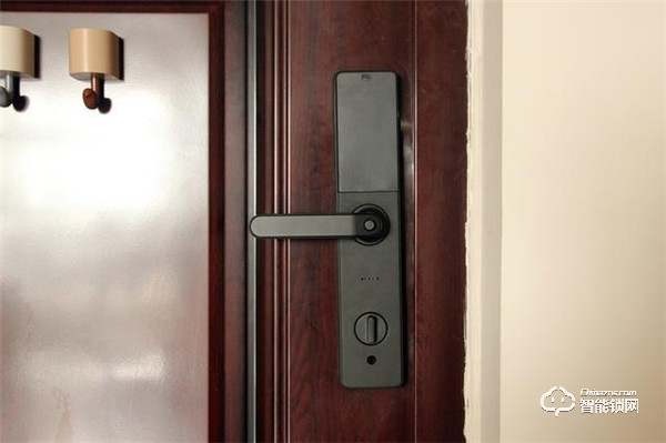 指紋鎖界的價格屠夫 小益指紋鎖E206入手體驗