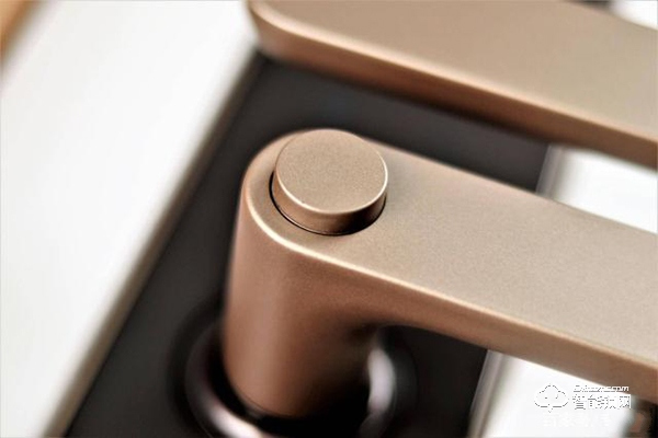 產(chǎn)品設(shè)計與定價嚴(yán)重不符？米家智能門鎖磨砂金安裝體驗測評