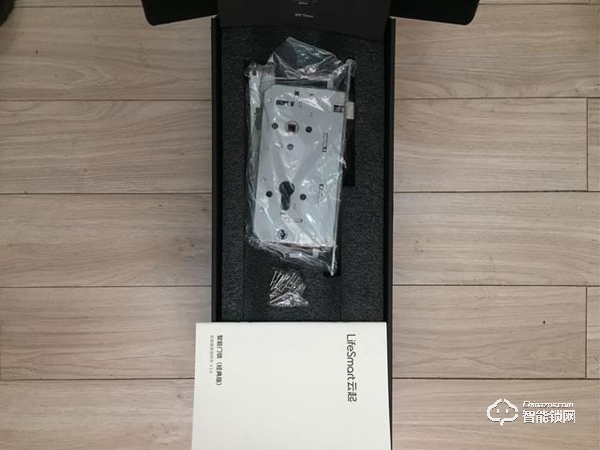 這款云起指紋鎖是榮獲了IF設(shè)計(jì)大獎(jiǎng)的產(chǎn)品設(shè)計(jì)材質(zhì)做工都無(wú)可挑剔