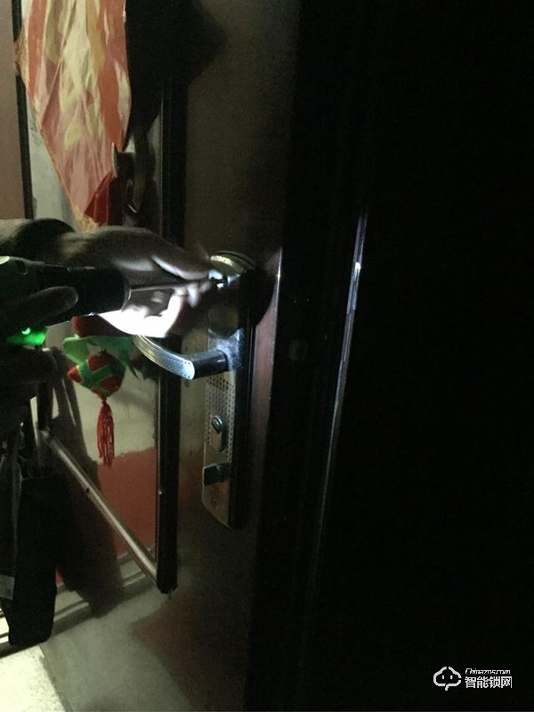 這款云起指紋鎖是榮獲了IF設(shè)計(jì)大獎(jiǎng)的產(chǎn)品設(shè)計(jì)材質(zhì)做工都無(wú)可挑剔