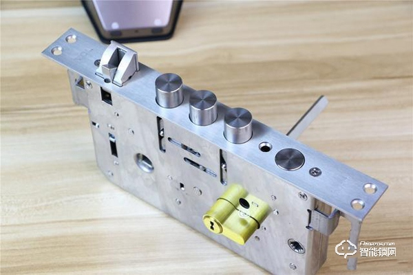 TCL智能鎖實力攪局，外觀新穎別樹一幟，一鍵開關更方便