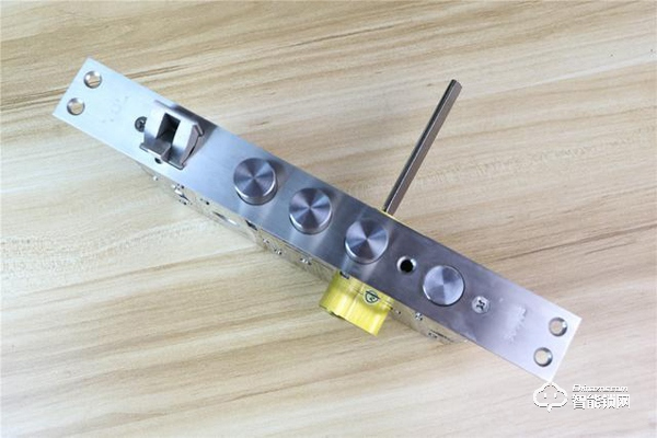 TCL智能鎖實力攪局，外觀新穎別樹一幟，一鍵開關更方便