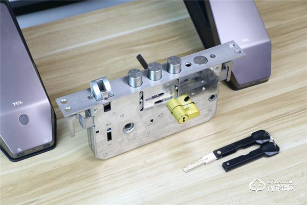 TCL智能鎖實力攪局，外觀新穎別樹一幟，一鍵開關更方便
