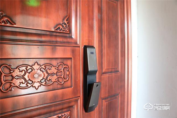 TCL智能鎖實力攪局，外觀新穎別樹一幟，一鍵開關更方便