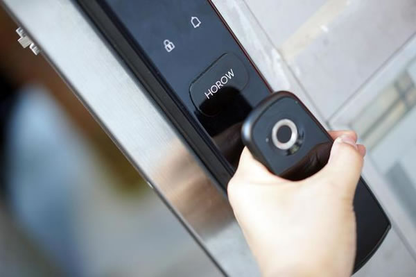 便捷安全兩不誤，希箭C1炫酷黑全自動智能鎖入手記