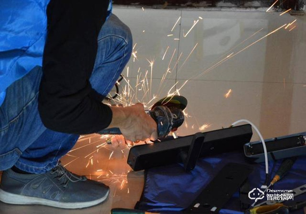 用防彈玻璃做面板，到底有多堅固，創米小白智能門鎖G1親測