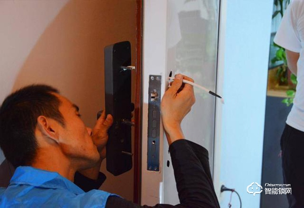 用防彈玻璃做面板，到底有多堅固，創米小白智能門鎖G1親測