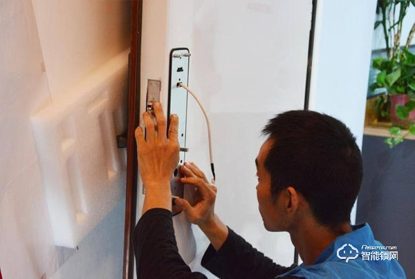 用防彈玻璃做面板，到底有多堅固，創米小白智能門鎖G1親測