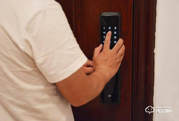 用防彈玻璃做面板，到底有多堅固，創米小白智能門鎖G1親測