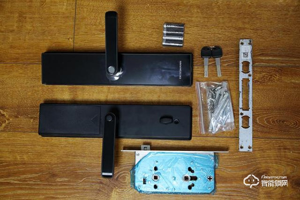 指紋鎖什么品牌好？德施曼、鹿客、派瑞軍工裝甲智能鎖試用測(cè)評(píng)