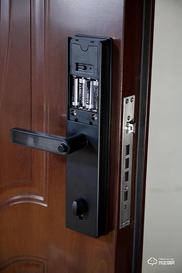 指紋鎖什么品牌好？德施曼、鹿客、派瑞軍工裝甲智能鎖試用測(cè)評(píng)