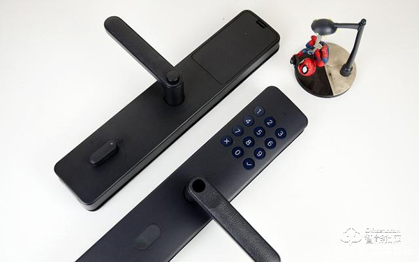 799元的簡(jiǎn)約智能門鎖小米有品定制版，五種解鎖方式，簡(jiǎn)約不簡(jiǎn)單