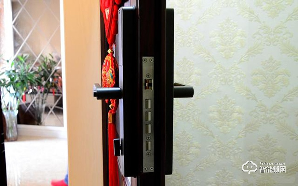 799元的簡(jiǎn)約智能門鎖小米有品定制版，五種解鎖方式，簡(jiǎn)約不簡(jiǎn)單