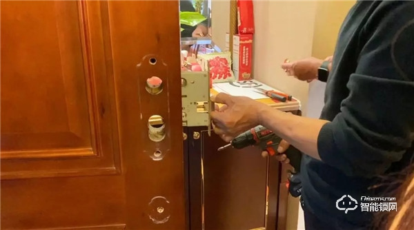 【測評】樂橙P6智能云鎖還帶攝像頭?貓眼都省了... 【測評】樂橙P6智能云鎖還帶攝像頭?貓眼都省了...