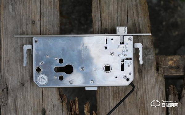 C級鎖芯+5D安全防護技術,TCL智能鎖安全杠桿滴 C級鎖芯+5D安全防護技術,TCL智能鎖安全杠桿滴