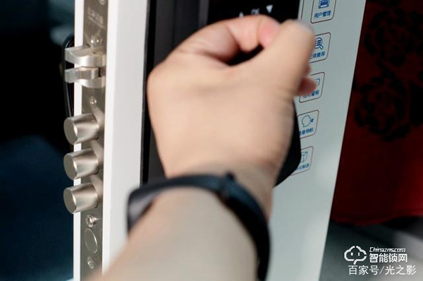 小益X6智能鎖天貓版測評：門鈴貓眼和門鎖三合一，更安全更實惠