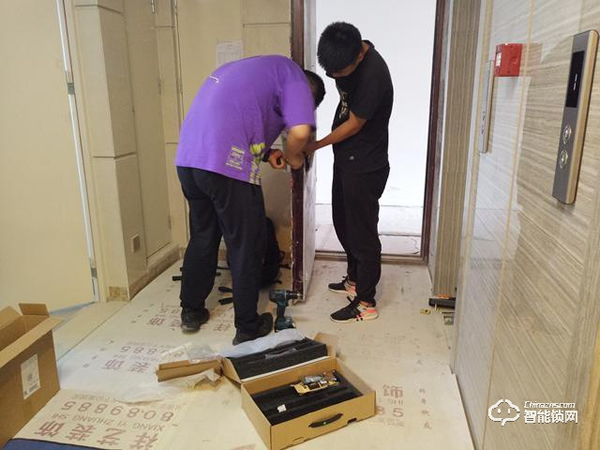 自帶貓眼遠(yuǎn)程監(jiān)控于一體：小益X6智能鎖