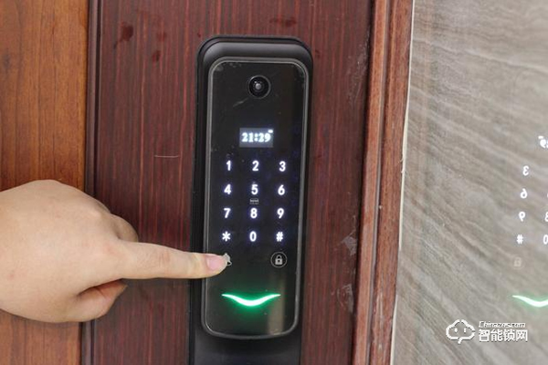 自帶貓眼遠(yuǎn)程監(jiān)控于一體：小益X6智能鎖