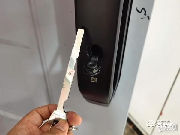 拒絕花里胡哨，德施曼小嘀Q3H智能指紋鎖體驗