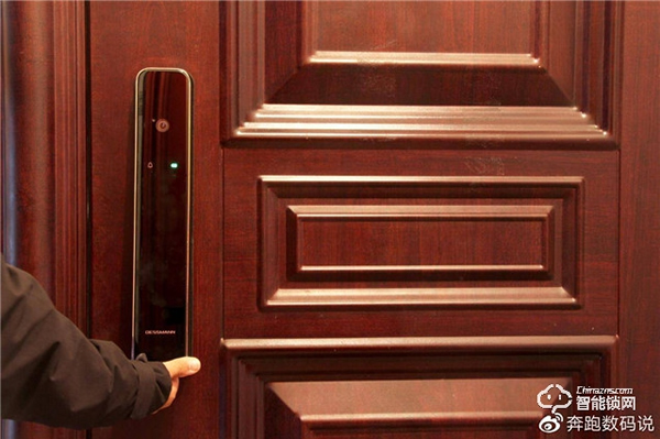 3D人臉識別開門，給家全方位守護：德施曼R8人臉智能鎖體驗