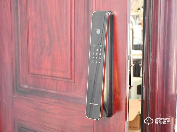 程序員給防盜門加裝3D人臉識別，人到門前自動開鎖，無光也能識別