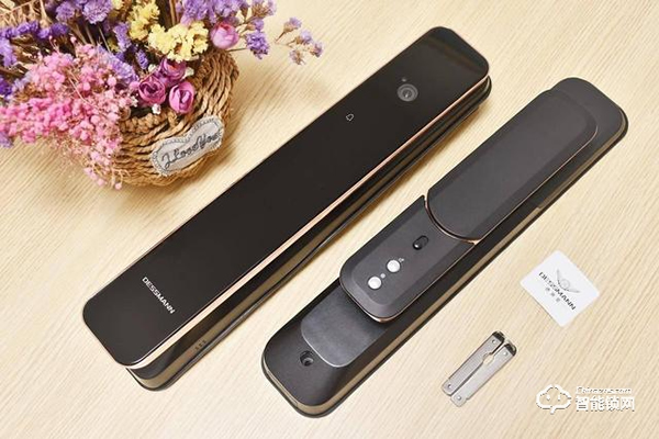 程序員給防盜門加裝3D人臉識別，人到門前自動開鎖，無光也能識別