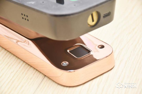 程序員給防盜門加裝3D人臉識別，人到門前自動開鎖，無光也能識別