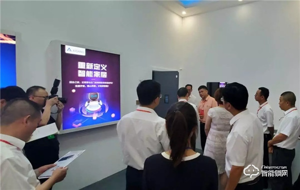 王力董事長王躍斌出席“第三屆中國門業(蓬溪)會議”