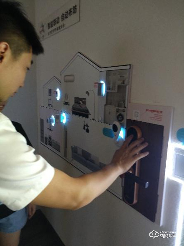 這不單單是一個(gè)智能門鎖，打開房門就能進(jìn)入“回家模式”