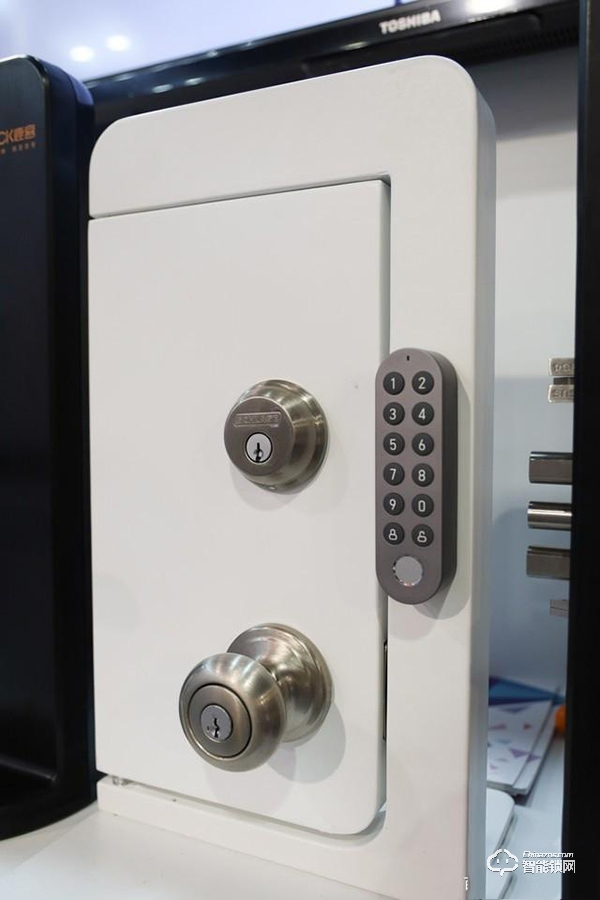 CES鹿客秀：新門鎖似保險箱 智能貓眼大屏震撼
