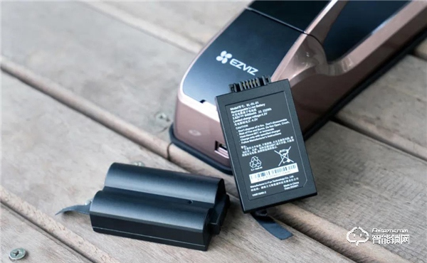 螢石視頻鎖，雙鋰電池供電，詮釋一款好智能鎖該有的續(xù)航能力