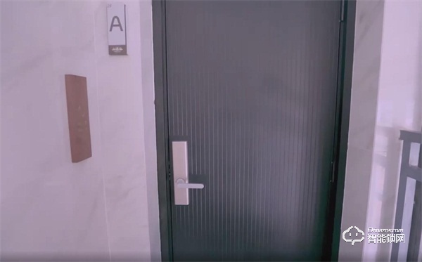 科技達人王自如直播帶貨鹿客智能鎖，直擊618底價