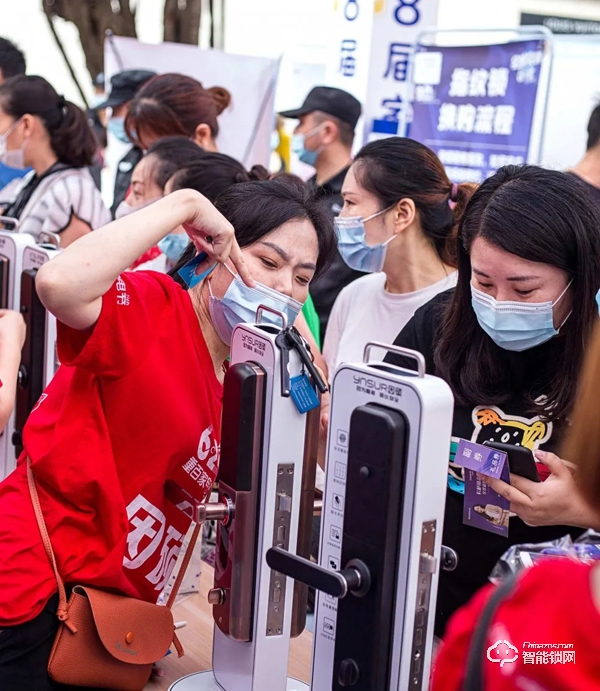 重慶百貨電器618大賣!解放碑上演萬人排隊搶購因碩智能鎖! 重慶百貨電器618大賣!解放碑上演萬人排隊搶購因碩智能鎖!