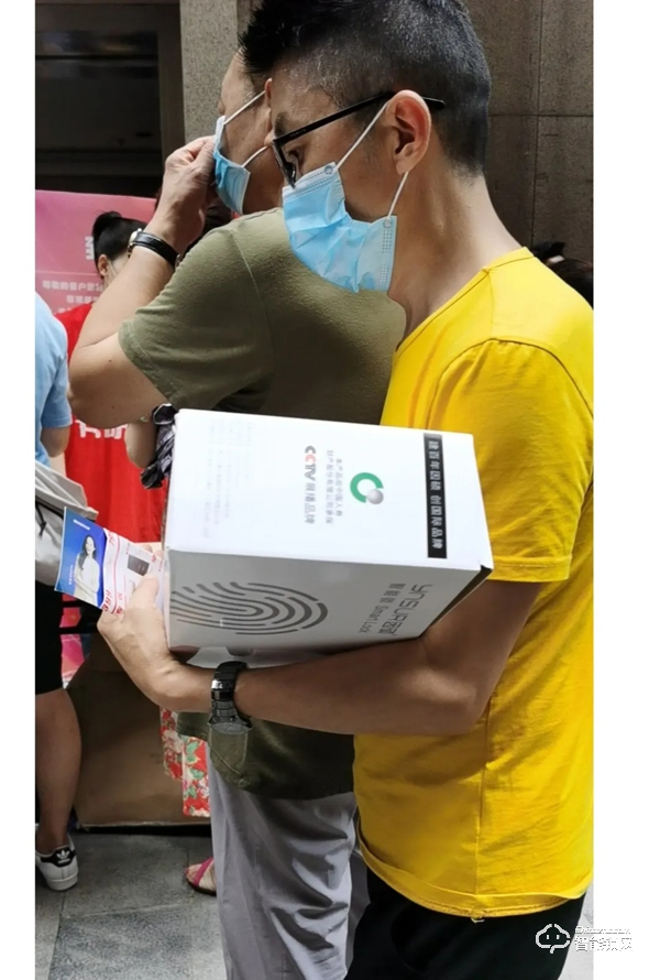 重慶百貨電器618大賣!解放碑上演萬人排隊搶購因碩智能鎖! 重慶百貨電器618大賣!解放碑上演萬人排隊搶購因碩智能鎖!