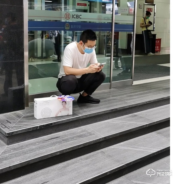 重慶百貨電器618大賣!解放碑上演萬人排隊搶購因碩智能鎖! 重慶百貨電器618大賣!解放碑上演萬人排隊搶購因碩智能鎖!