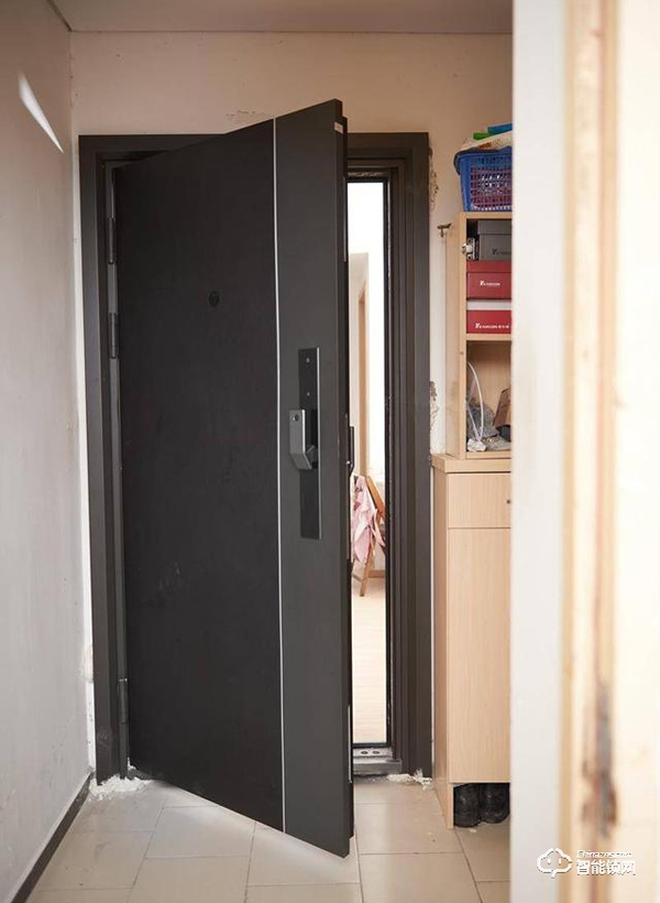 一個門重85KG，小米有品上架，嵌入式智能鎖，自帶10寸屏