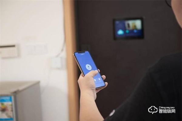 一個門重85KG，小米有品上架，嵌入式智能鎖，自帶10寸屏