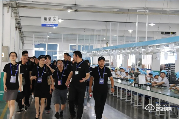 超人鳳凰涅槃，浴火重生。在疫情當下經歷困難，一切謠言止于現