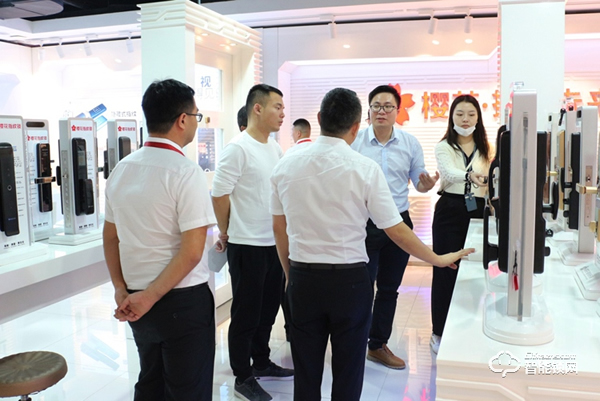 恒大集團材料設備有限公司領導蒞臨櫻花智能鎖總部參觀考察