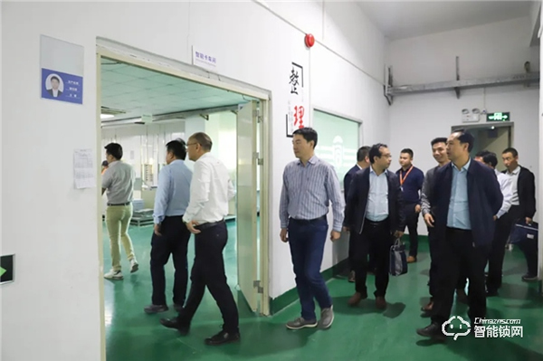 寧夏海原縣縣委領導一行參觀考察皇家金盾人臉鎖生產基地