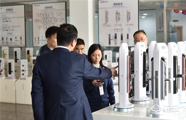 初到科技領(lǐng)導(dǎo)一行蒞臨科裕智能鎖參觀交流