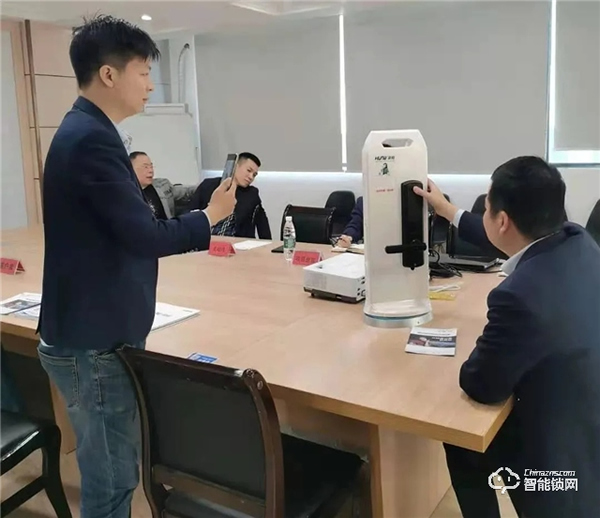 初到科技領(lǐng)導(dǎo)一行蒞臨科裕智能鎖參觀交流