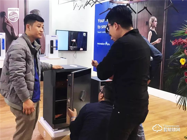 飛利浦智能鎖攜智能晾衣架&保險(xiǎn)柜震撼亮相越南建筑材料展會(huì) 飛利浦智能鎖攜智能晾衣架&保險(xiǎn)柜震撼亮相越南建筑材料展會(huì)