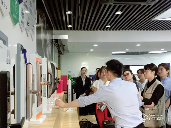 飛利浦自帶流量成智能鎖高端品牌 艾特完成全屋智能布局 物聯(lián)鎖-智能車鎖及智能掛鎖隱形冠軍 飛利浦自帶流量成智能鎖高端品牌 艾特完成全屋智能布局 物聯(lián)鎖-智能車鎖及智能掛鎖隱形冠軍