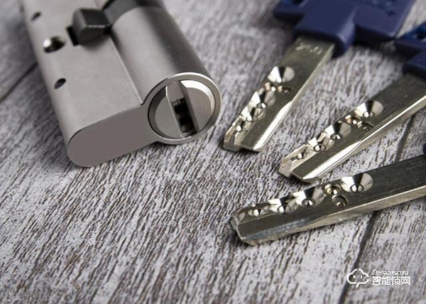 智能門(mén)鎖怎么選？別聽(tīng)導(dǎo)購(gòu)忽悠，關(guān)注這幾個(gè)方面就夠了！