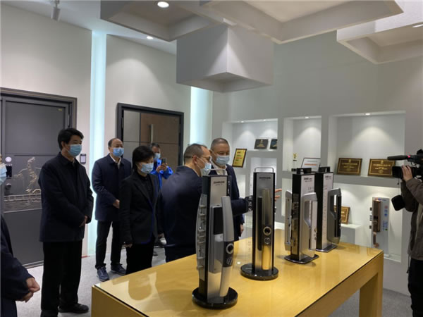 忠恒高配智能門鎖：市人大常委會主任李鋒帶隊赴忠恒集團調(diào)研